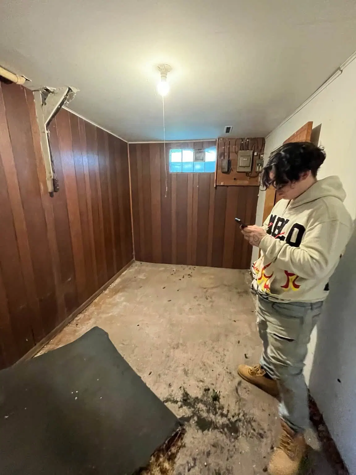 Bedroom wall before Dakota Cleanout interior demolition